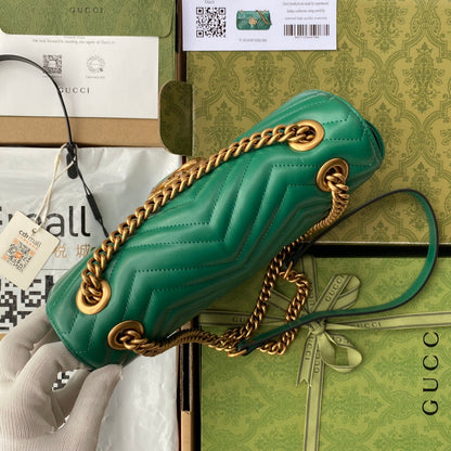 gg marmont 26 cm en cuir de veau vert avec finitions dorées