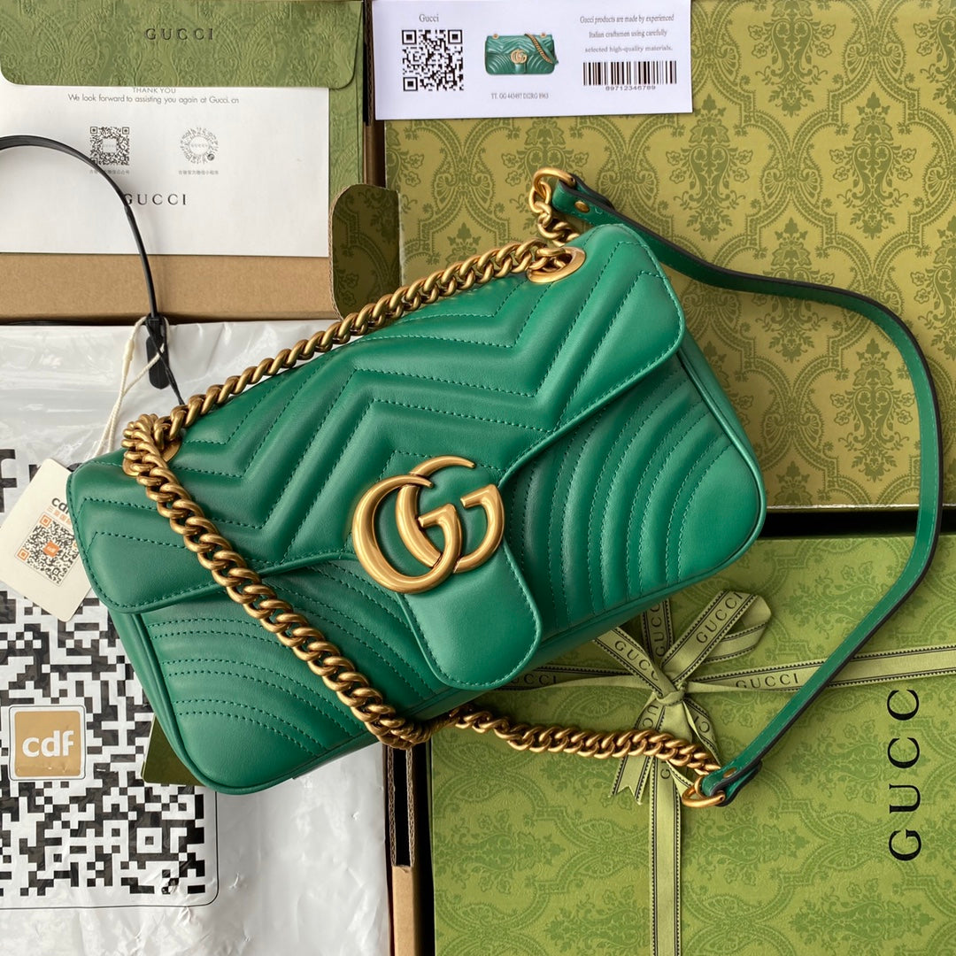 gg marmont 26 cm en cuir de veau vert avec finitions dorées