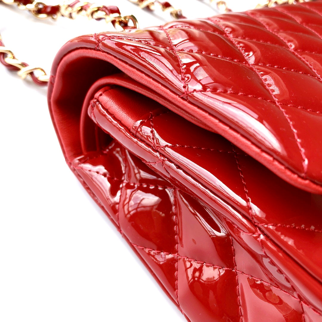SAC À RABAT MOYEN 25 CM EN CUIR DE VEAU VERNI ROUGE ET QUINCAILLERIE DORÉE