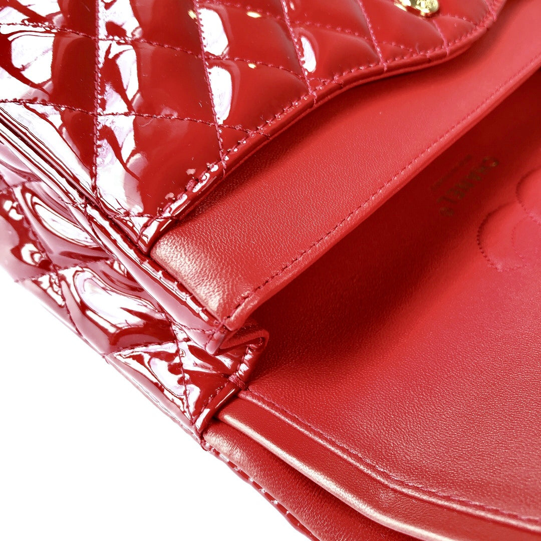 SAC À RABAT MOYEN 25 CM EN CUIR DE VEAU VERNI ROUGE ET QUINCAILLERIE DORÉE