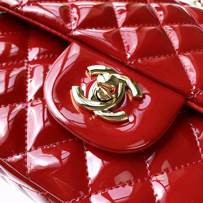 SAC À RABAT MOYEN 25 CM EN CUIR DE VEAU VERNI ROUGE ET QUINCAILLERIE DORÉE