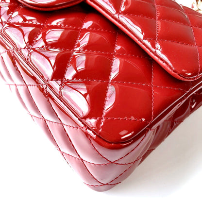 SAC À RABAT MOYEN 25 CM EN CUIR DE VEAU VERNI ROUGE ET QUINCAILLERIE DORÉE