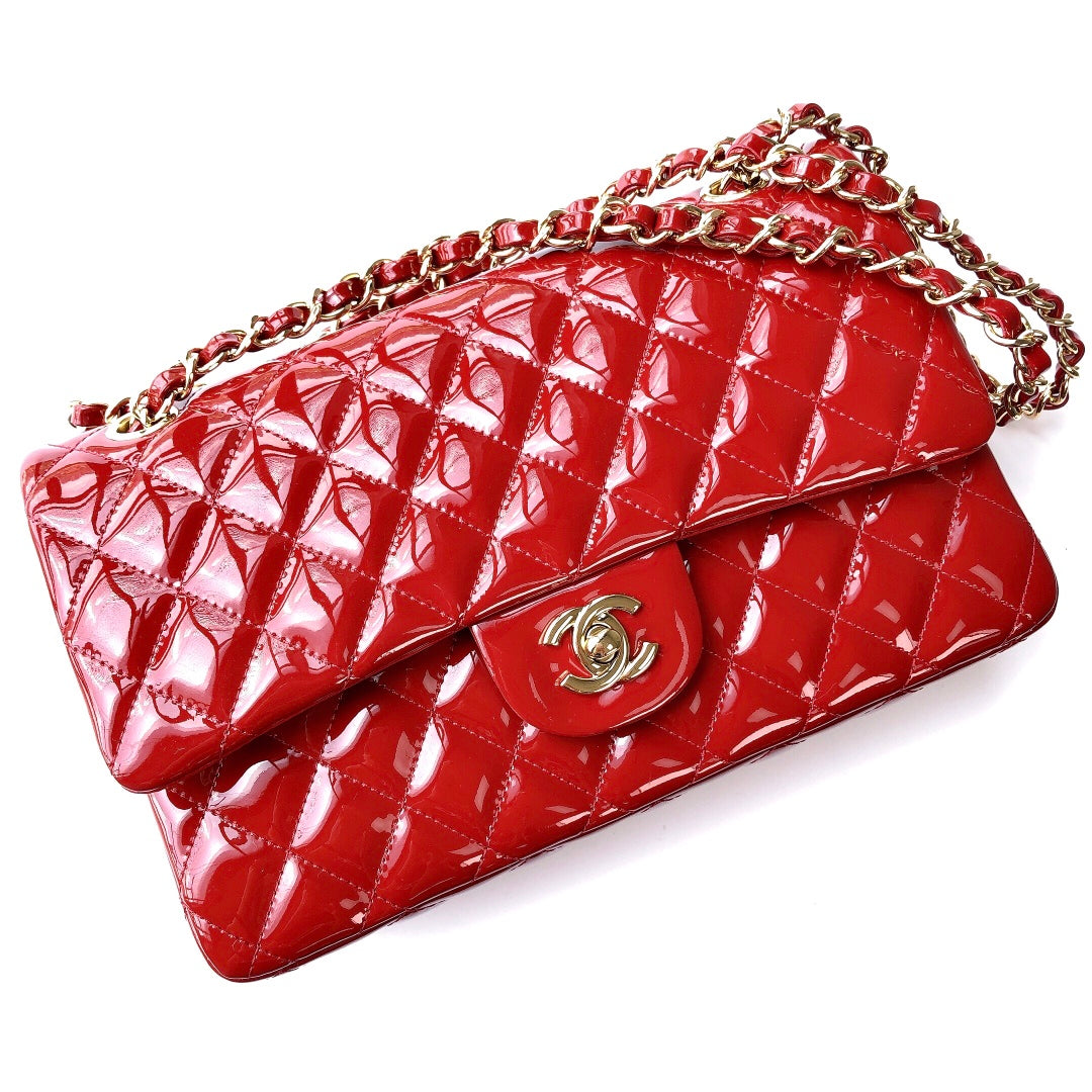 SAC À RABAT MOYEN 25 CM EN CUIR DE VEAU VERNI ROUGE ET QUINCAILLERIE DORÉE