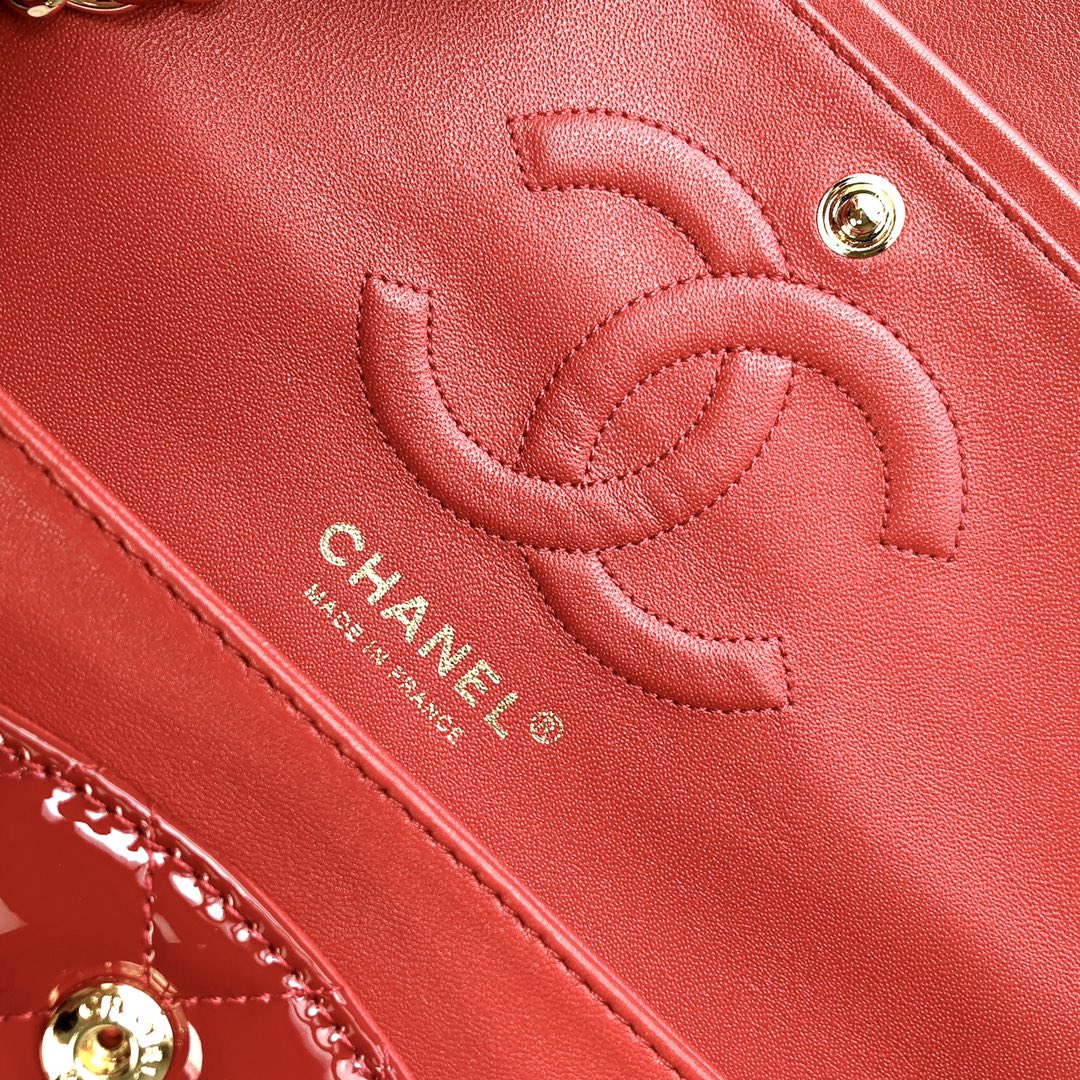 SAC À RABAT MOYEN 25 CM EN CUIR DE VEAU VERNI ROUGE ET QUINCAILLERIE DORÉE