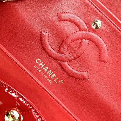 SAC À RABAT MOYEN 25 CM EN CUIR DE VEAU VERNI ROUGE ET QUINCAILLERIE DORÉE