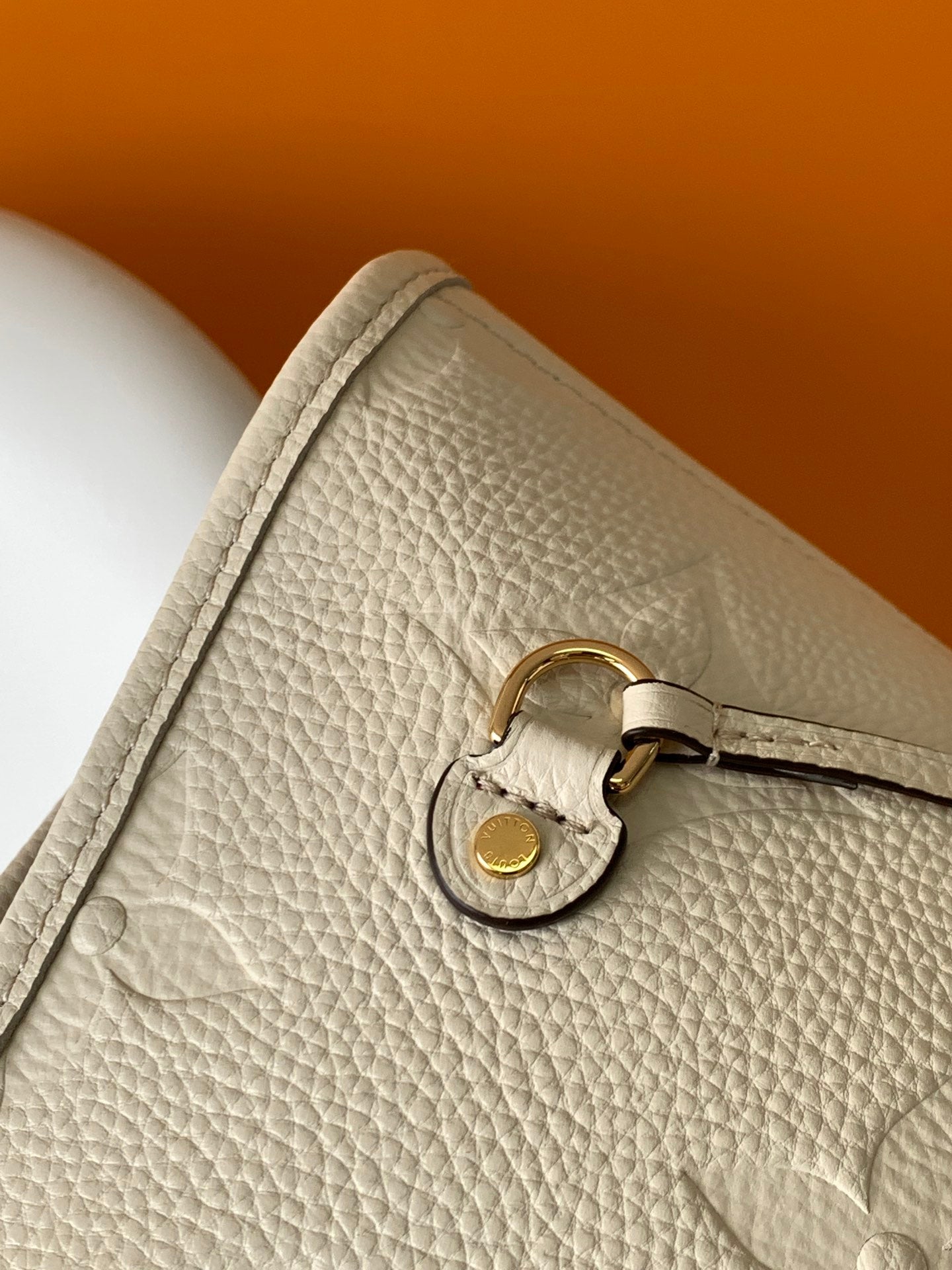 NEVERFULL MM 32 CUIR EMPREINTE MONOGRAMME BLANC 