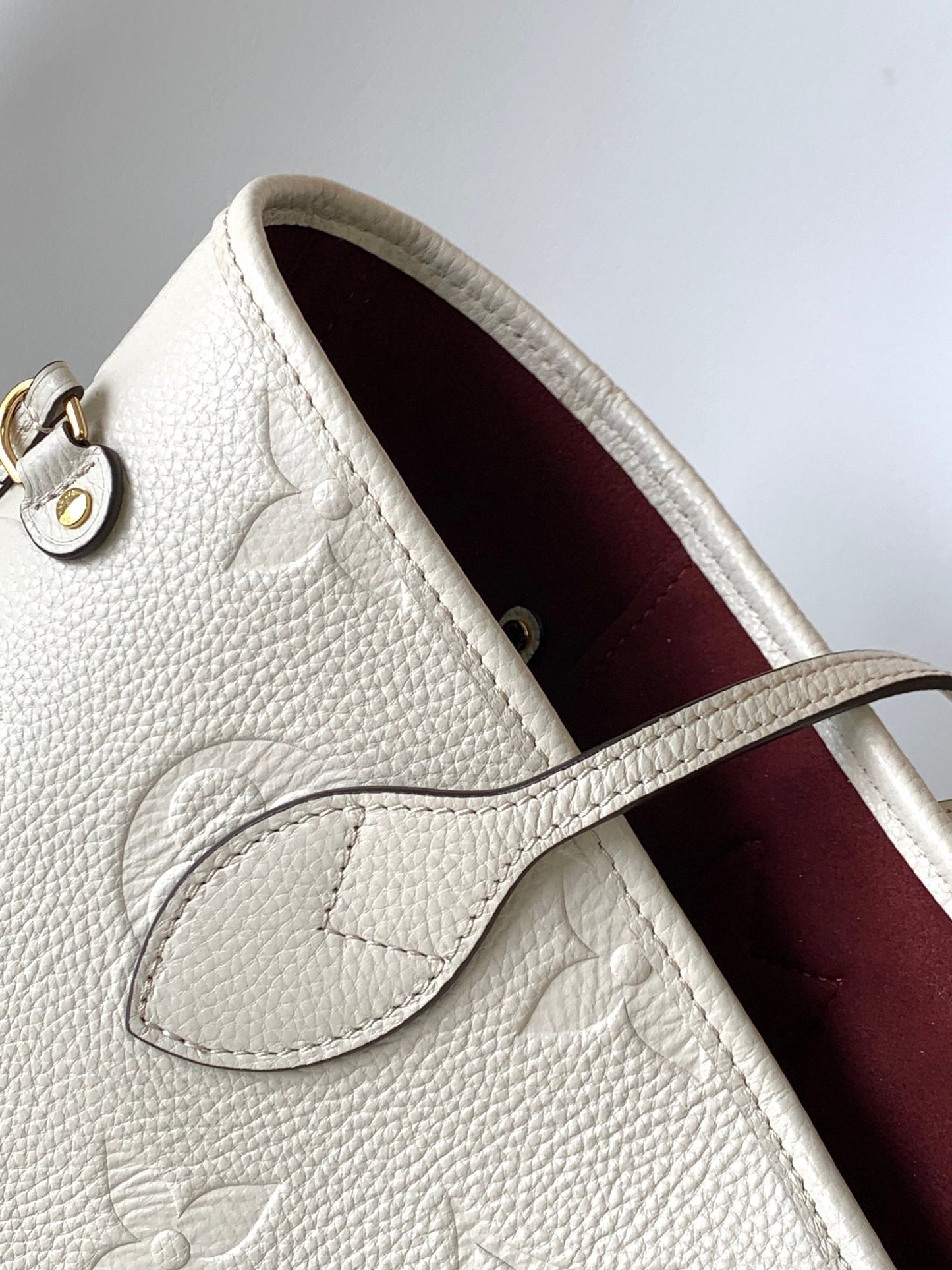 NEVERFULL MM 32 CUIR EMPREINTE MONOGRAMME BLANC 