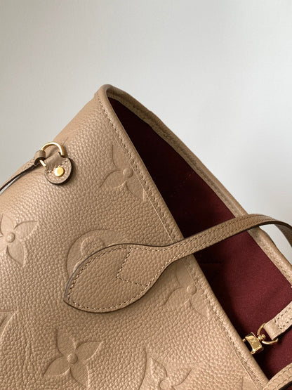 NEVERFULL MM 32 CUIR EMPREINTE MONOGRAMME BEIGE 