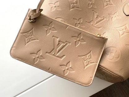 NEVERFULL MM 32 CUIR EMPREINTE MONOGRAMME BEIGE 