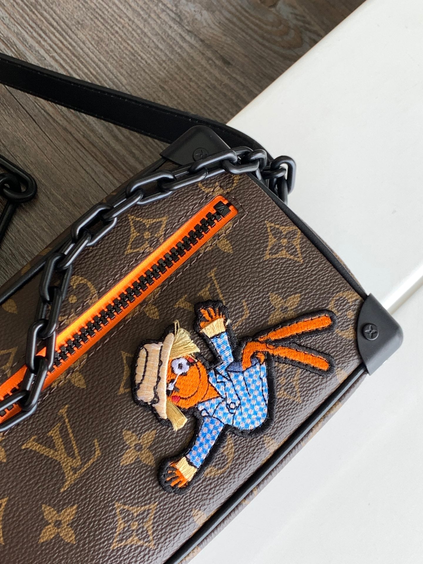 ミニソフトトランク 18インチ ブラウン モノグラムキャンバス 刺繍アニメキャラクター付き