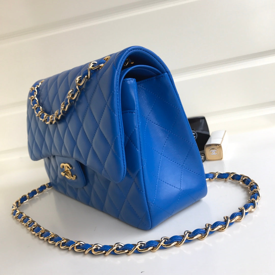 sac à rabat jumbo 30 en cuir d'agneau bleu et accessoires dorés