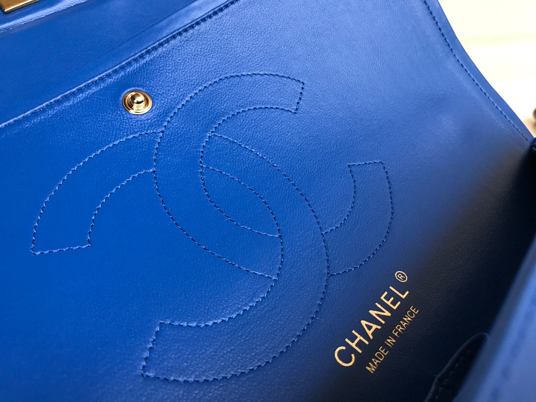 sac à rabat jumbo 30 en cuir d'agneau bleu et accessoires dorés