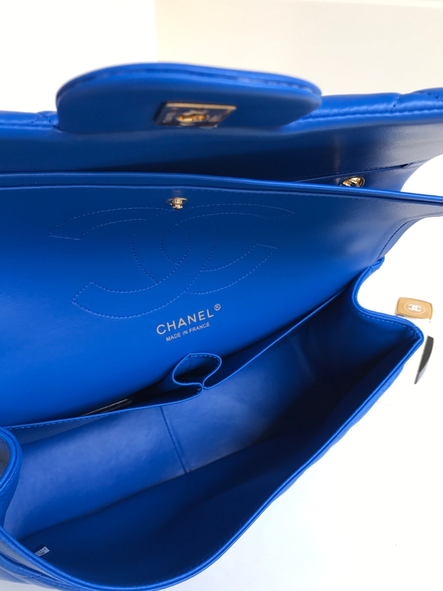 sac à rabat jumbo 30 en cuir d'agneau bleu et accessoires dorés
