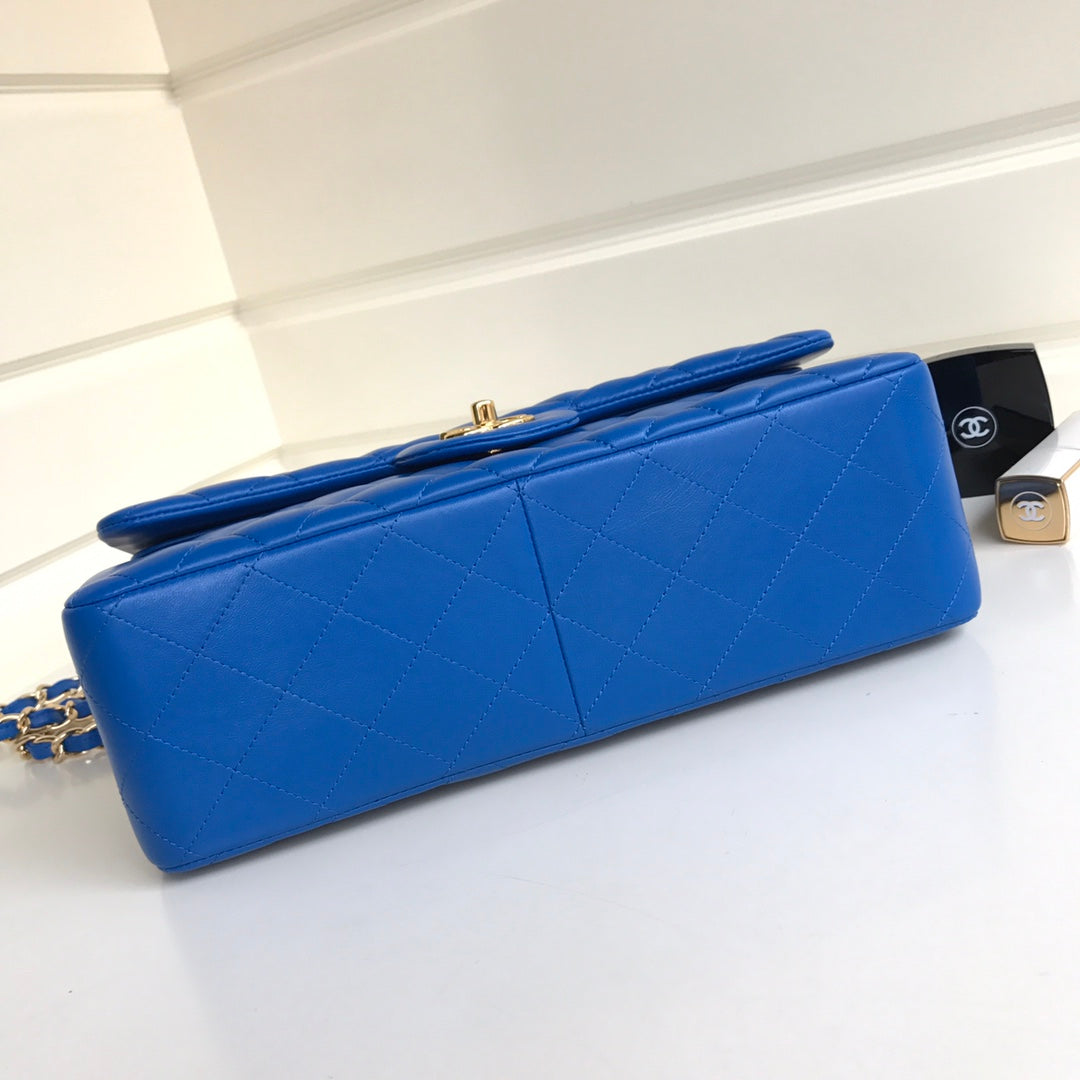 sac à rabat jumbo 30 en cuir d'agneau bleu et accessoires dorés