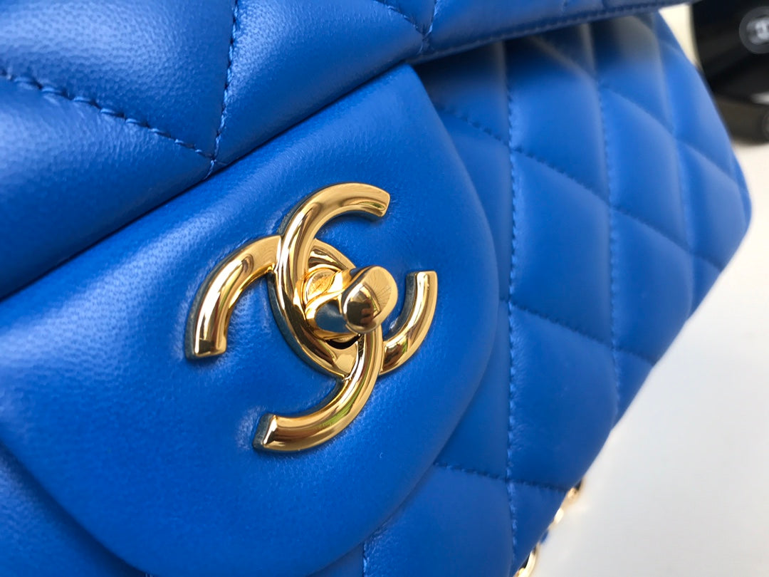 sac à rabat jumbo 30 en cuir d'agneau bleu et accessoires dorés