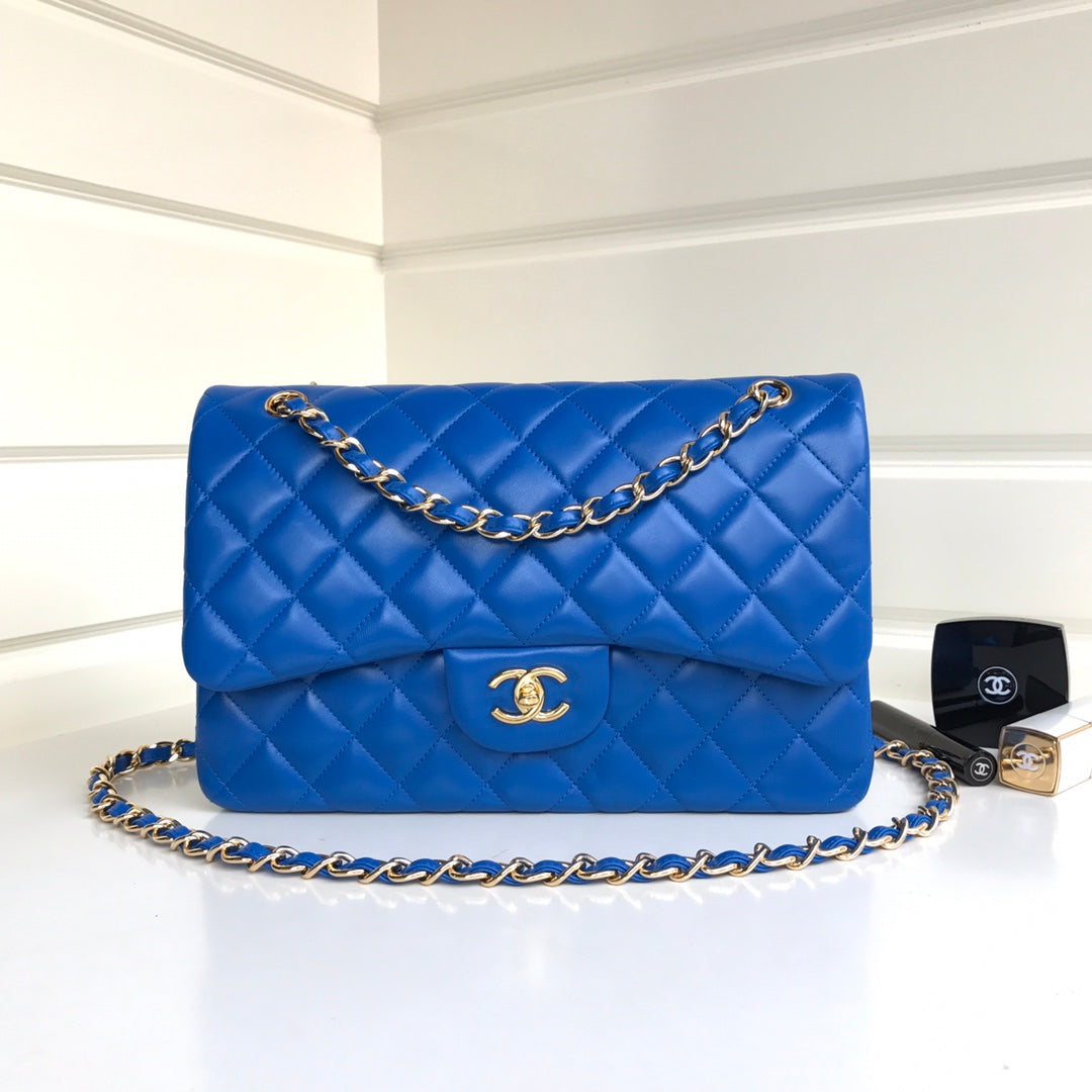sac à rabat jumbo 30 en cuir d'agneau bleu et accessoires dorés