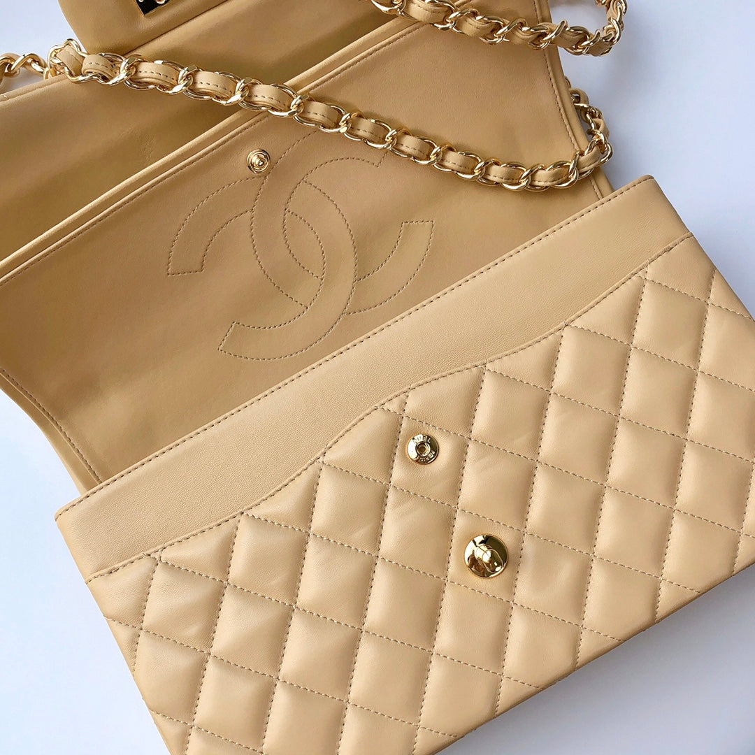 sac à rabat jumbo 30 en cuir d'agneau beige clair et accessoires dorés