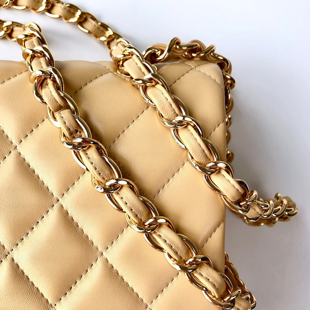 sac à rabat jumbo 30 en cuir d'agneau beige clair et accessoires dorés