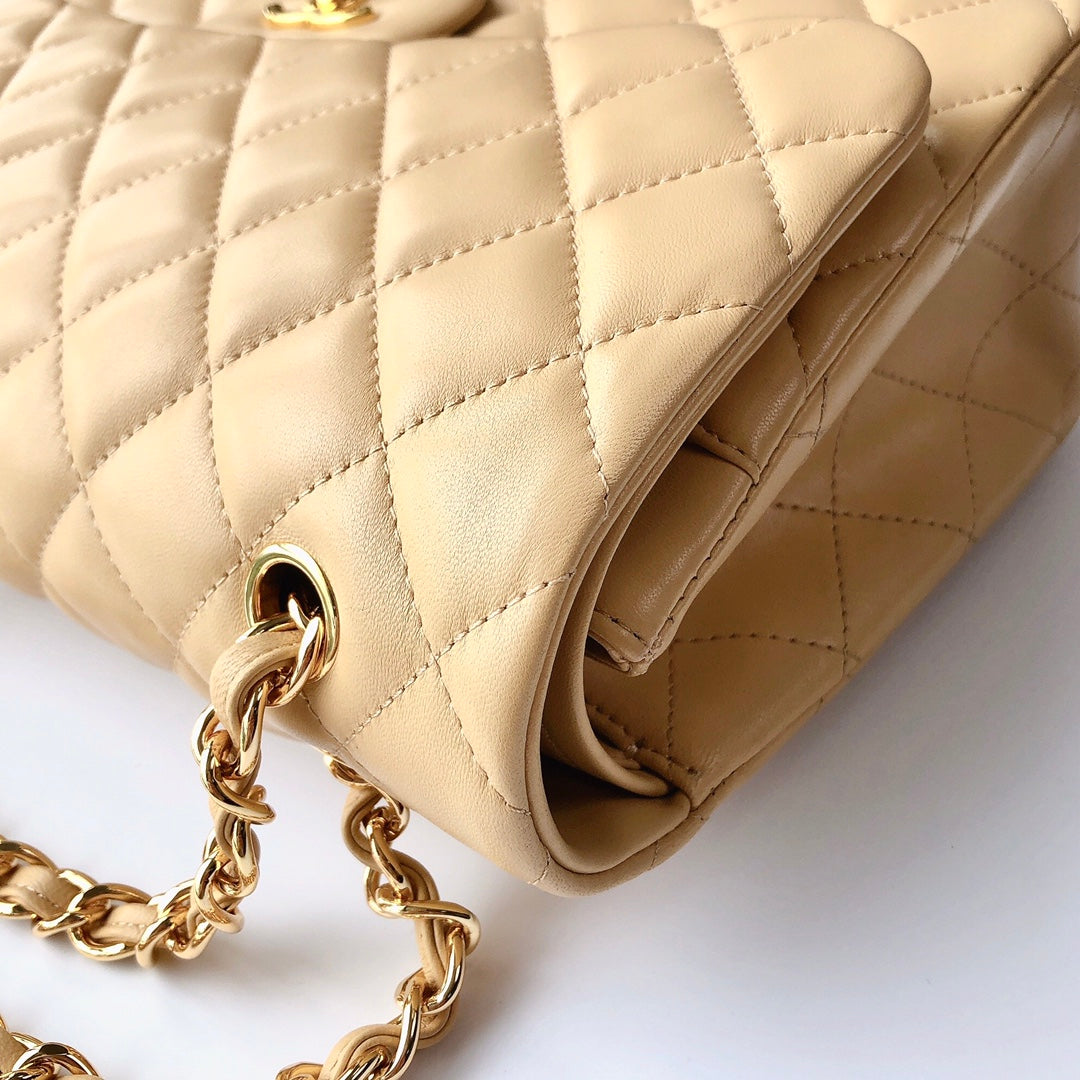 sac à rabat jumbo 30 en cuir d'agneau beige clair et accessoires dorés
