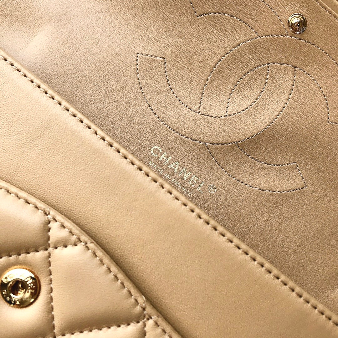 sac à rabat jumbo 30 en cuir d'agneau beige clair et accessoires dorés