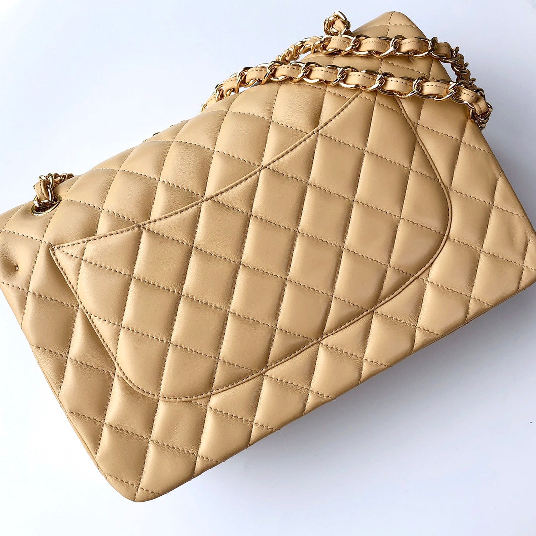 sac à rabat jumbo 30 en cuir d'agneau beige clair et accessoires dorés