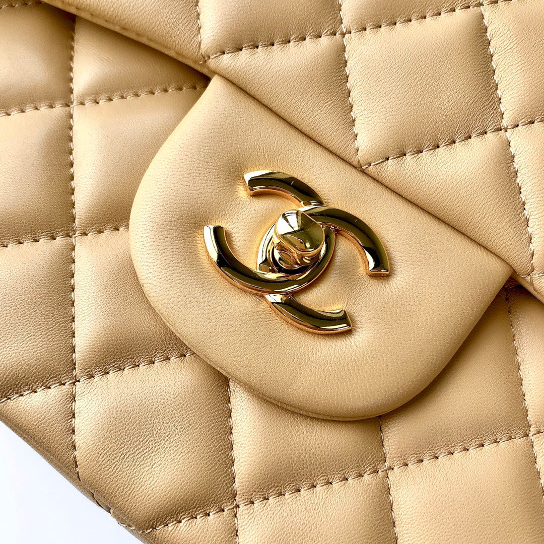 sac à rabat jumbo 30 en cuir d'agneau beige clair et accessoires dorés