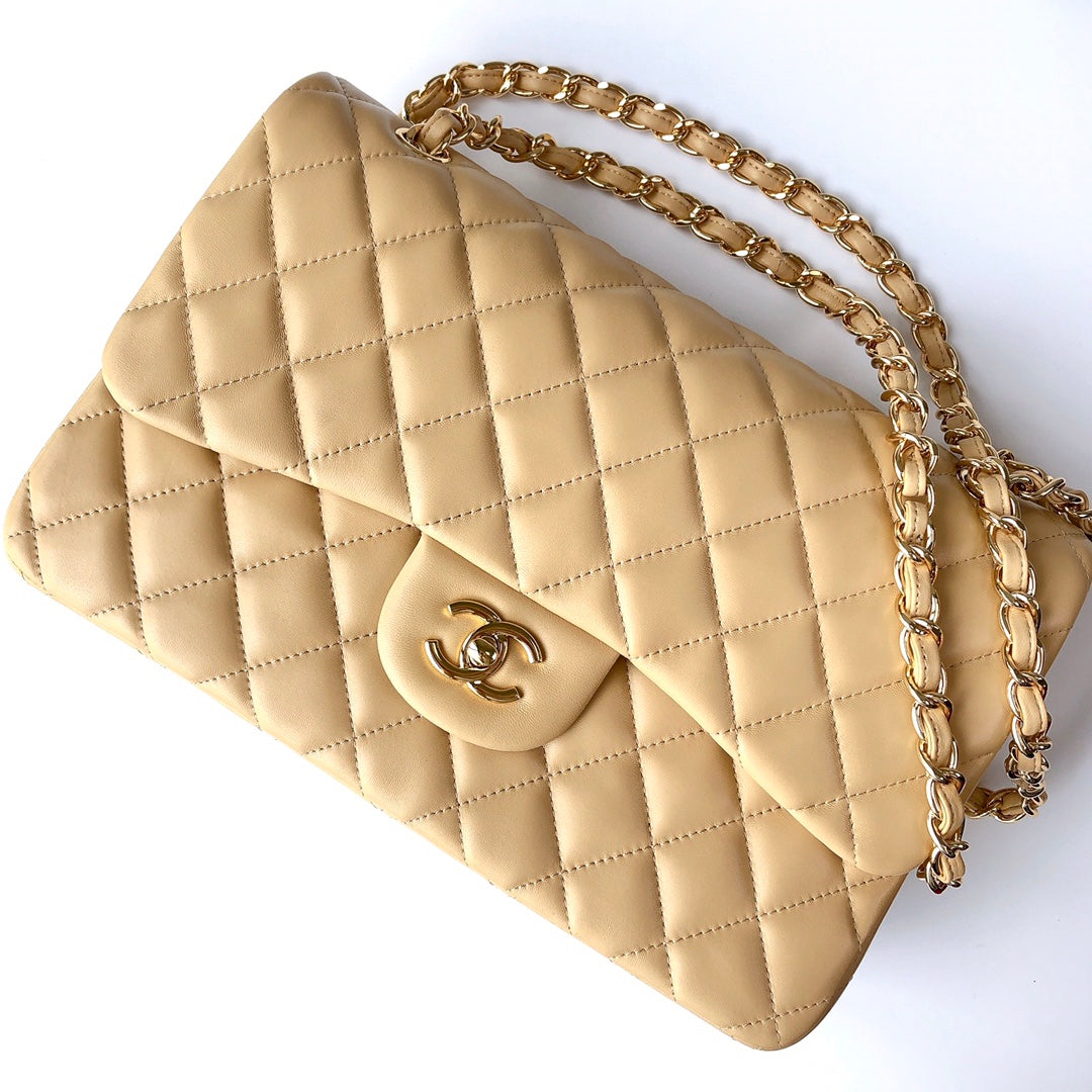 sac à rabat jumbo 30 en cuir d'agneau beige clair et accessoires dorés