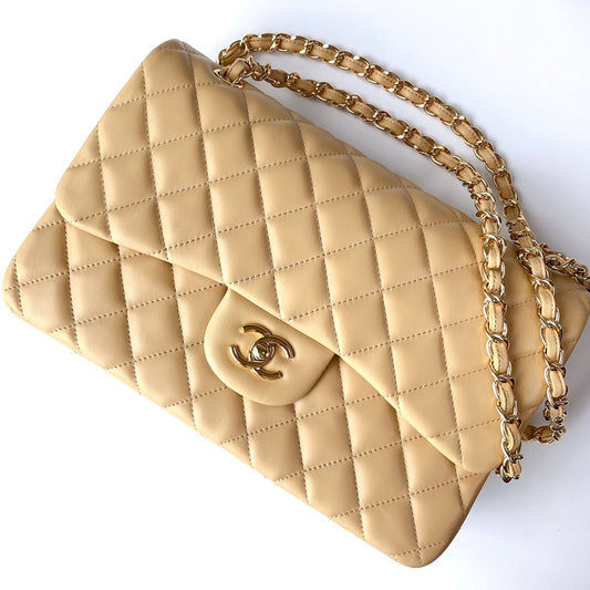 sac à rabat jumbo 30 en cuir d'agneau beige clair et accessoires dorés