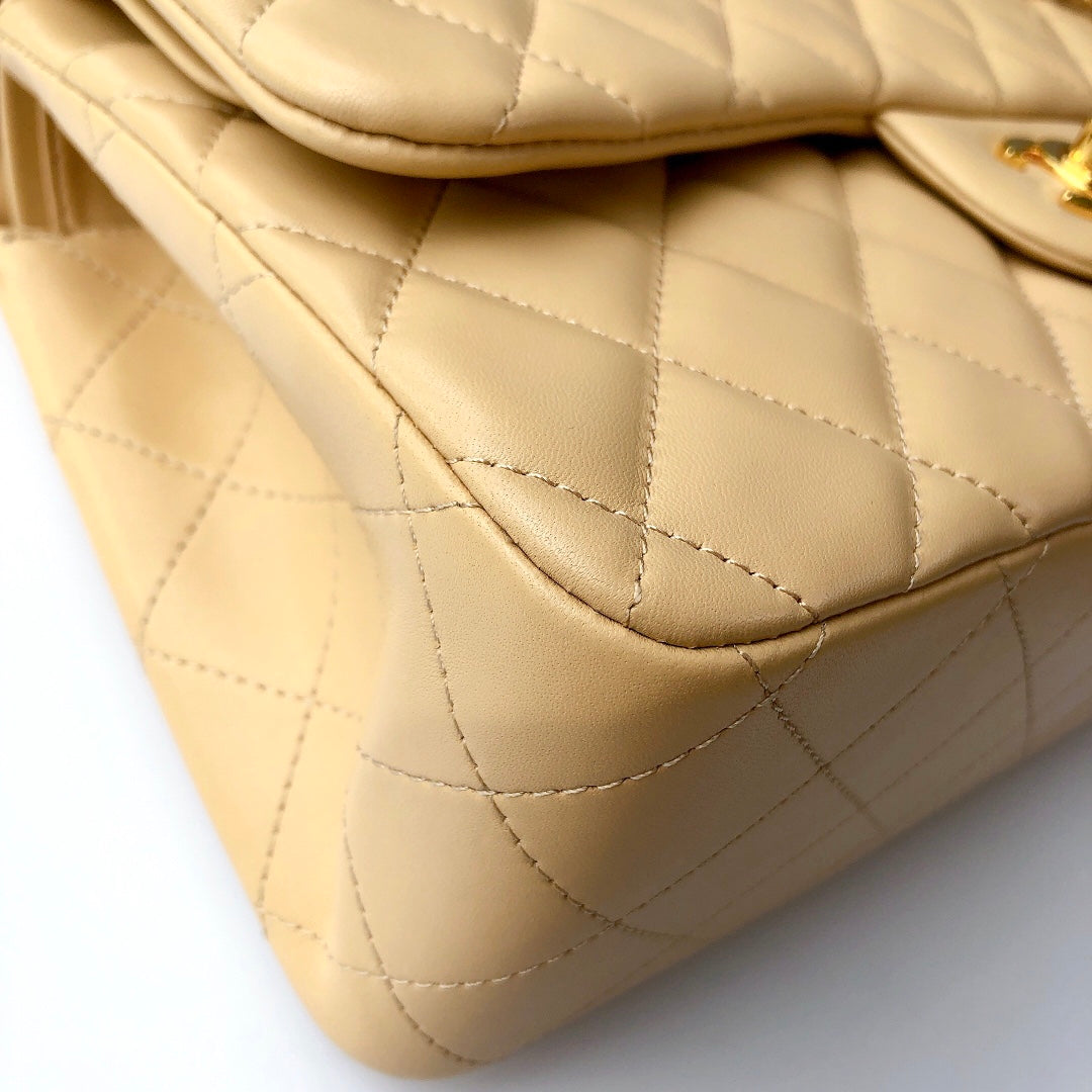 sac à rabat jumbo 30 en cuir d'agneau beige clair et accessoires dorés