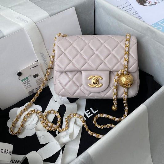 Mini sac à rabat classique 17 cm en cuir d'agneau rose pastel et accessoires dorés