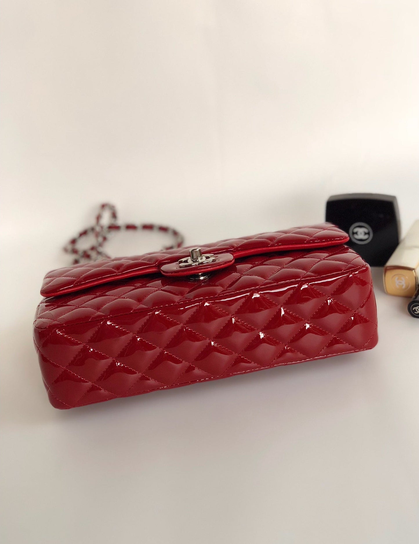 SAC À RABAT MOYEN 25 CM EN CUIR DE VEAU VERNI ROUGE, QUINCAILLERIE ARGENTÉE