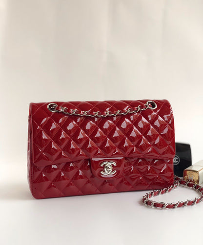 SAC À RABAT MOYEN 25 CM EN CUIR DE VEAU VERNI ROUGE, QUINCAILLERIE ARGENTÉE