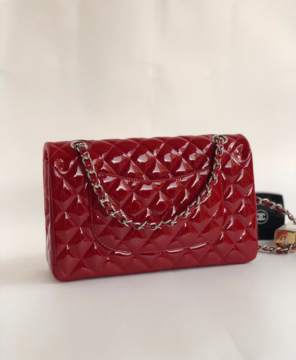 SAC À RABAT MOYEN 25 CM EN CUIR DE VEAU VERNI ROUGE, QUINCAILLERIE ARGENTÉE