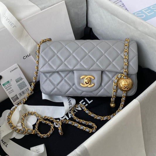 Mini sac à rabat classique 20 cm en cuir d'agneau gris et accessoires dorés