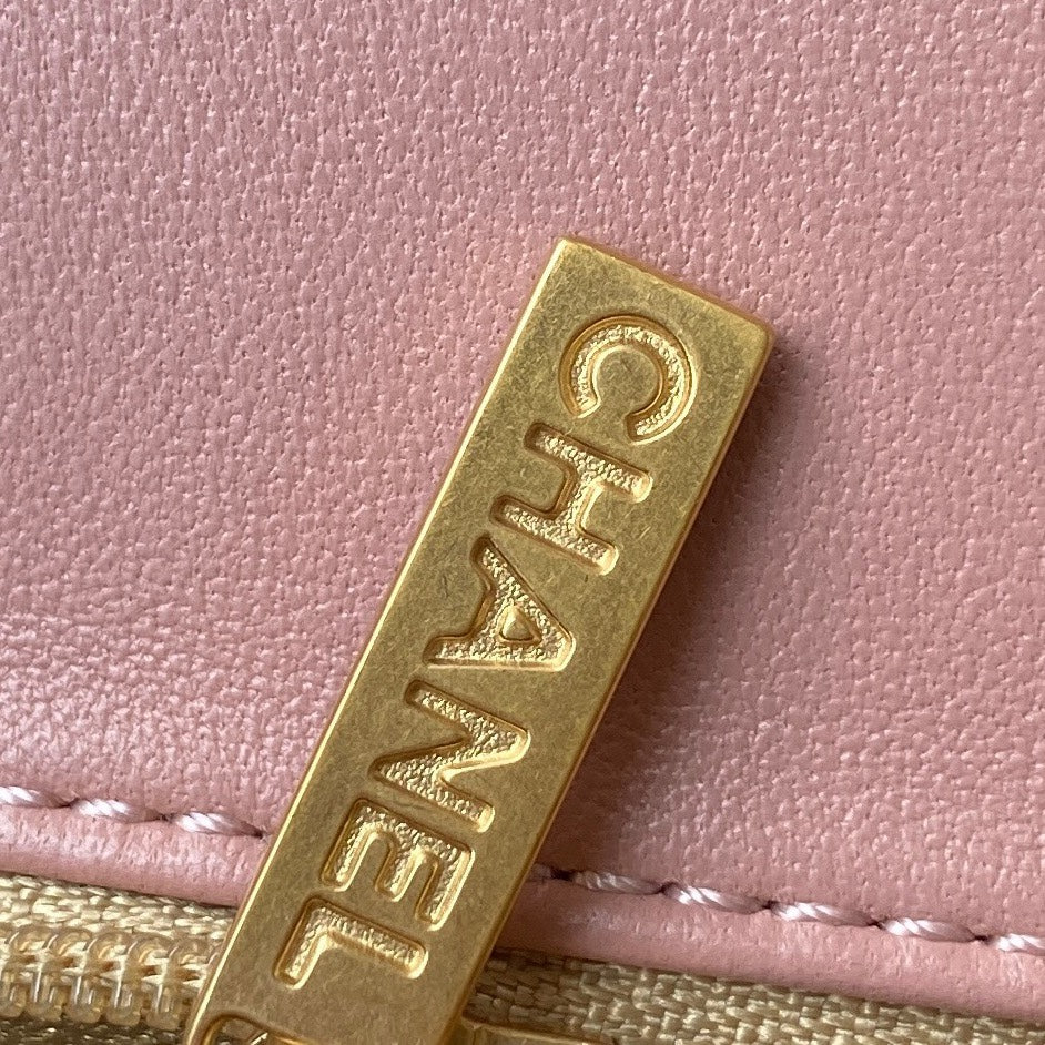 Mini sac à rabat classique 20 cm en cuir d'agneau rose et accessoires dorés