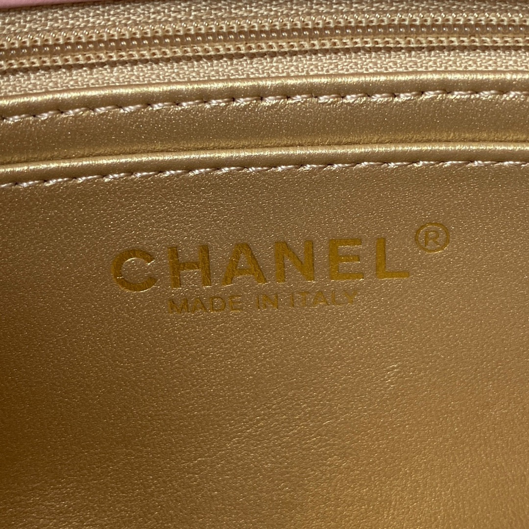 Mini sac à rabat classique 20 cm en cuir d'agneau rose et accessoires dorés