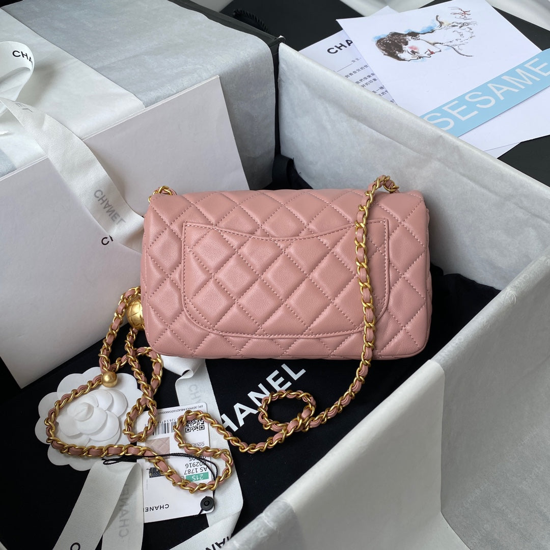 Mini sac à rabat classique 20 cm en cuir d'agneau rose et accessoires dorés