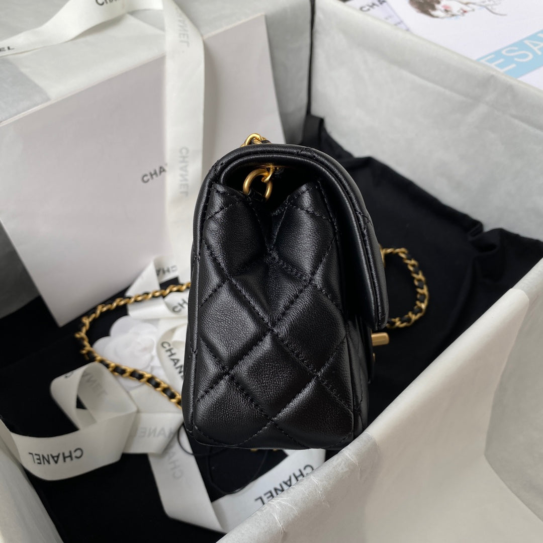 Mini sac à rabat classique 20 cm en cuir d'agneau noir et accessoires dorés