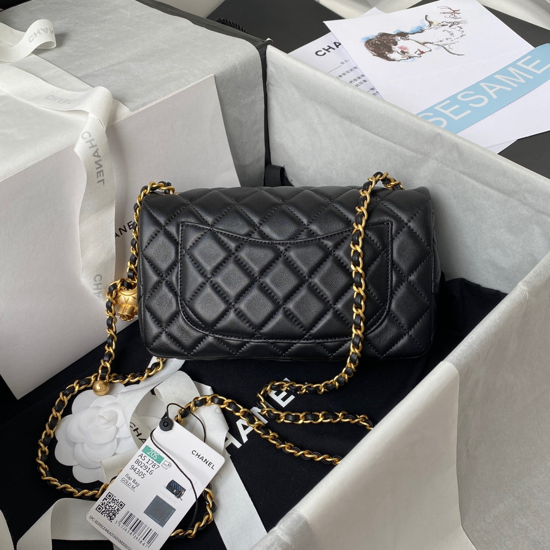 Mini sac à rabat classique 20 cm en cuir d'agneau noir et accessoires dorés