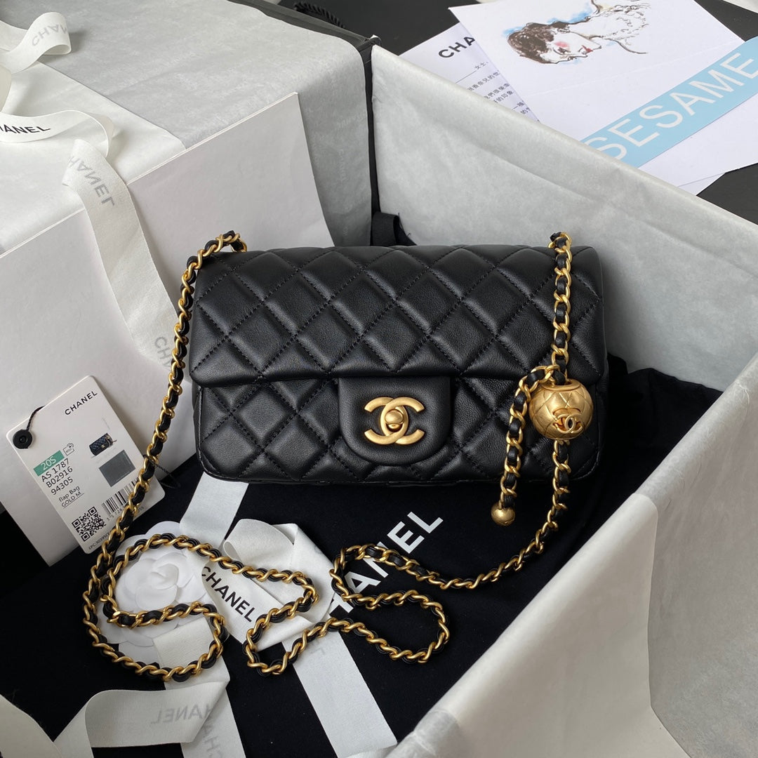 Mini sac à rabat classique 20 cm en cuir d'agneau noir et accessoires dorés