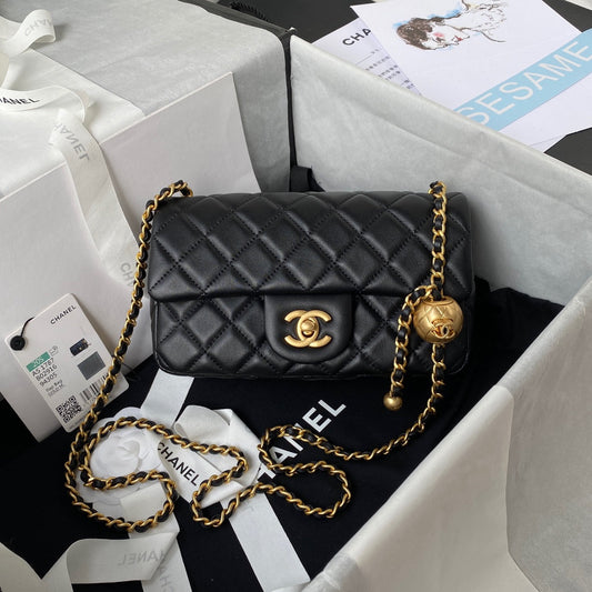 Mini sac à rabat classique 20 cm en cuir d'agneau noir et accessoires dorés
