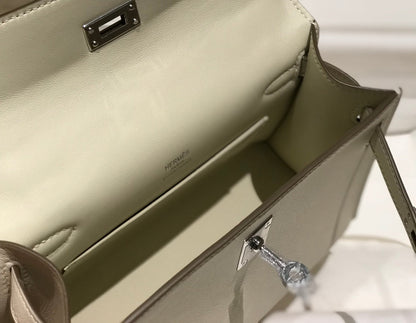 HM ケリー ポシェット 22cm ホワイトベージュ スイフト シルバー金具