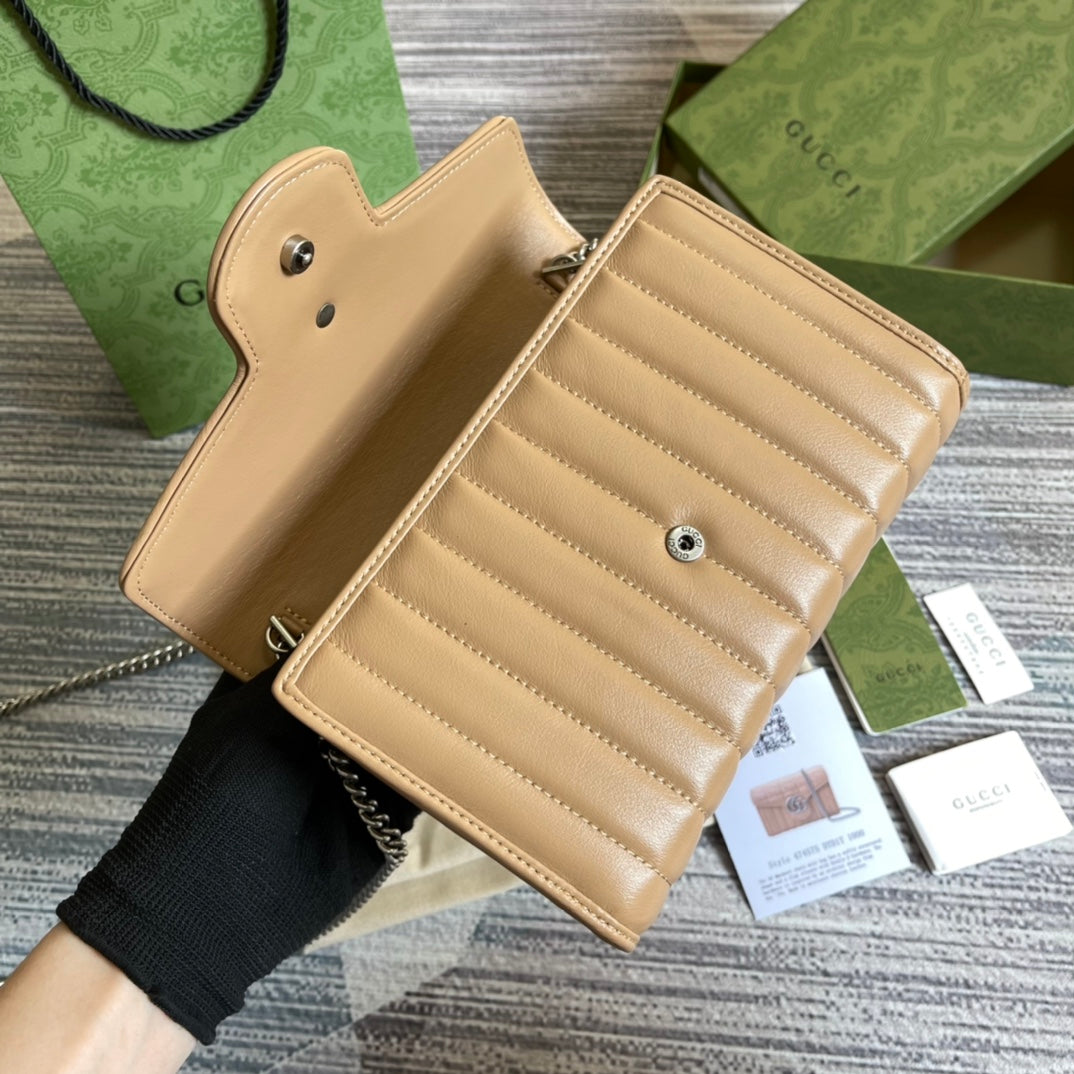 SAC À BANDOULIÈRE GG MARMONT MINI 20 EN CUIR DE VEAU MARRON CAMEL