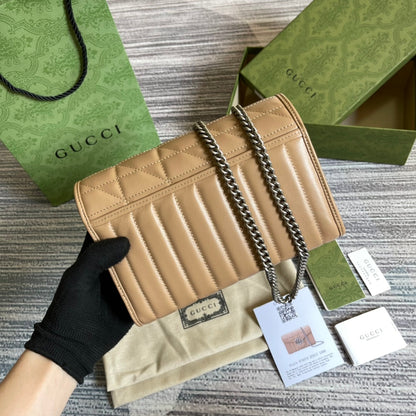 SAC À BANDOULIÈRE GG MARMONT MINI 20 EN CUIR DE VEAU MARRON CAMEL