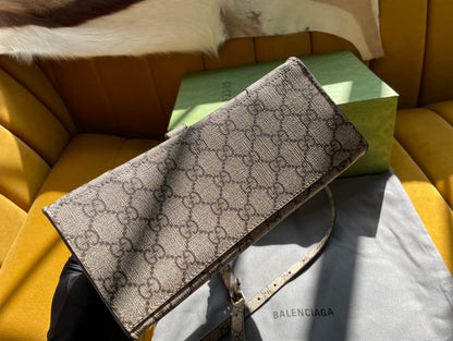 Sac Hourglass GG x Balenciaga 22 en toile monogrammée beige ébène, accessoires dorés