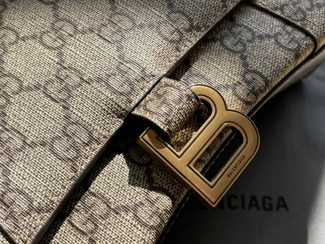 Sac Hourglass GG x Balenciaga 22 en toile monogrammée beige ébène, accessoires dorés