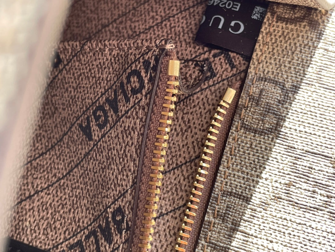 Sac Hourglass GG x Balenciaga 22 en toile monogrammée beige ébène, accessoires dorés