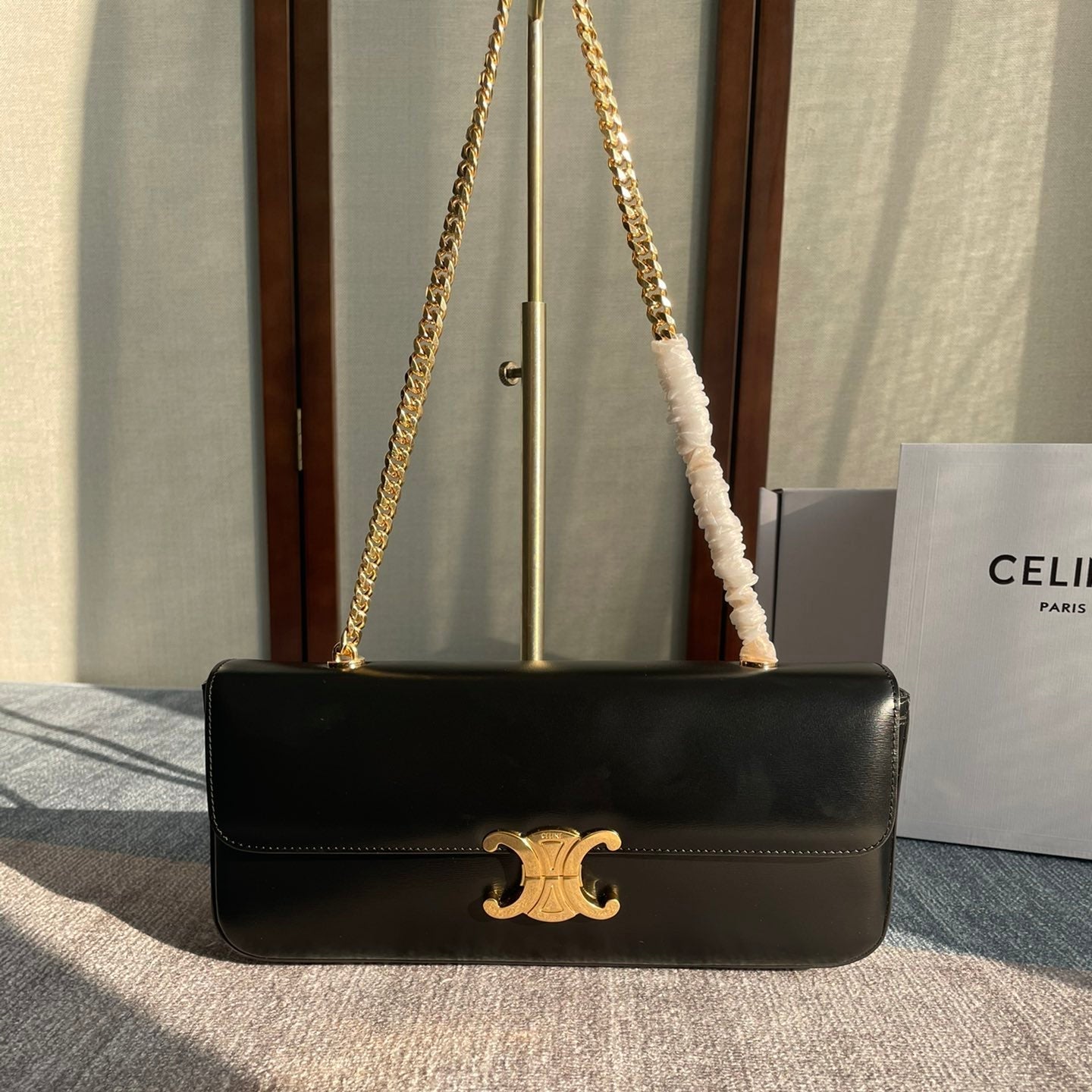 SAC À BANDOULIÈRE CHAÎNE CLAUDE 33 EN CUIR DE VEAU NOIR ET QUINCAILLERIE DORÉ