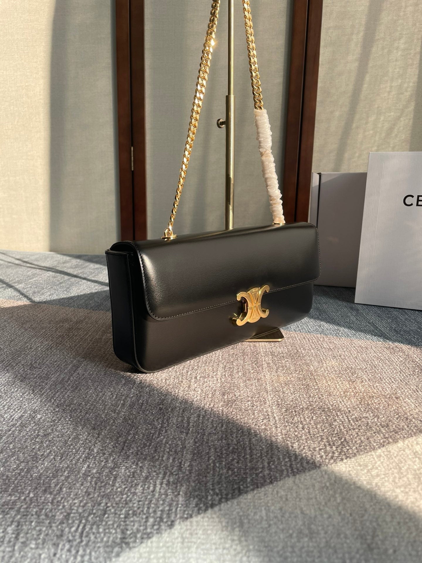 SAC À BANDOULIÈRE CHAÎNE CLAUDE 33 EN CUIR DE VEAU NOIR ET QUINCAILLERIE DORÉ