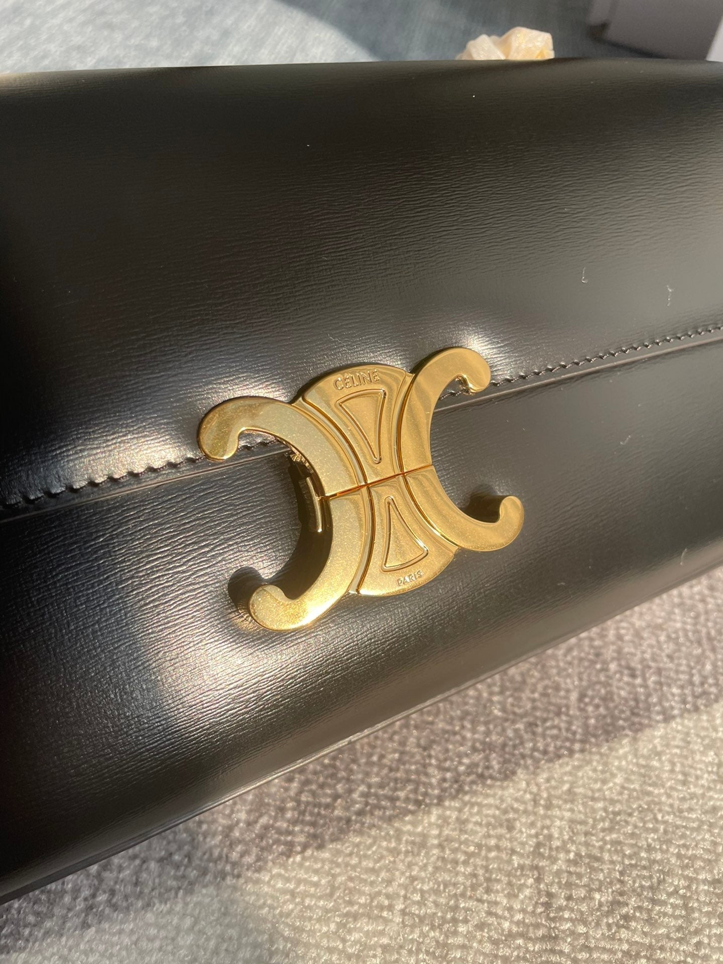 SAC À BANDOULIÈRE CHAÎNE CLAUDE 33 EN CUIR DE VEAU NOIR ET QUINCAILLERIE DORÉ